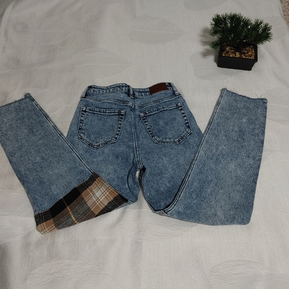 Hollister High Rise Ripped Jeans - Picture 5 of 8